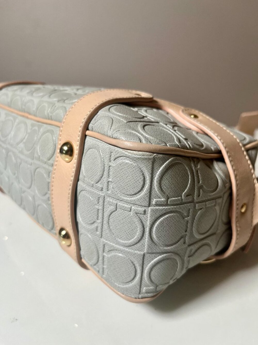 Salvatore Ferragamo RARE Gancini East West Gray Beige Shoulder Bag - Picture 8 of 16